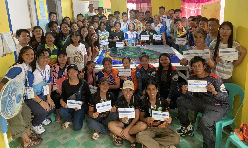 The community participants, members of the LGU, and the UP Department of Geography posed in front of the completed 3D map (photo: V.A. Imperial).